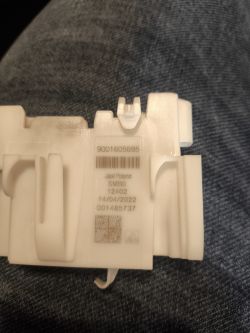 Biały plastikowy moduł z kodem kreskowym i napisem Jabil Poland SM80