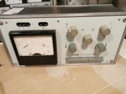 Miernik elektroniczny RFT Transivar 1 z analogowym wskaźnikiem i pokrętłami regulacji.