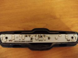 Moduł LED z oznaczeniami pinów GND, L, C, S i R widoczny na płytce PCB