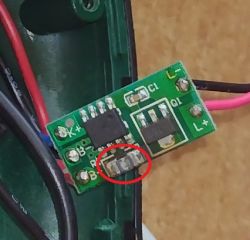 Zdjęcie płytki elektronicznej z zaznaczonym przepalonym rezystorem