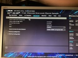 Wyświetlacz z BIOS UEFI w trybie zaawansowanym na płycie ASUS