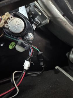 Nahaufnahme von Kabeln und elektronischen Komponenten in einem Gerät