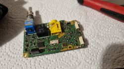 Moduł elektroniczny z radiotelefonu Yaesu VX-6R leżący na papierowym ręczniku