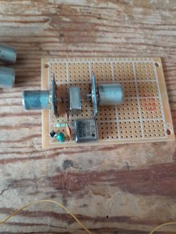 Płytka prototypowa z mieszaczem radiowym i generatorem prostokątnym 50 MHz