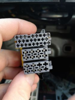 Wymiana radia w Suzuki Ignis - jak poprawnie podłączyć kable do nowego urządzenia z Aliexpress?