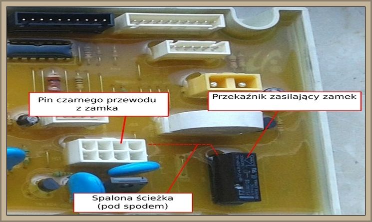Zdjęcie ukazuje płytkę PCB z oznaczonymi elementami, w tym pinem czarnego przewodu, przekaźnikiem zasilającym zamek i spalonym ścieżką pod spodem.