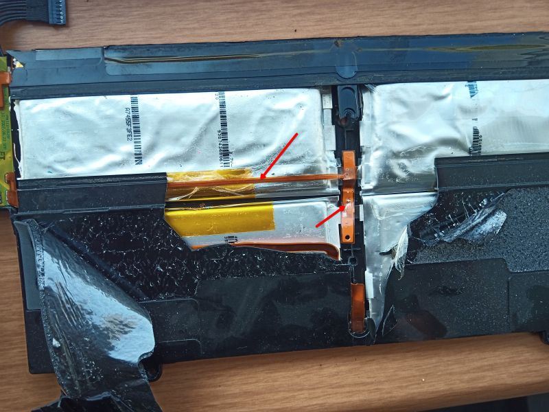 Zdemontowana bateria MacBooka Air A1237 z odsłoniętymi ogniwami i taśmami flex PCB