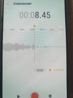 Zbliżenie na ekran telefonu Samsung A3 2016 z aplikacją do nagrywania dźwięku, pokazujące czas nagrania 08,45 sekund.