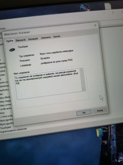 Okno właściwości urządzenia Touchpad firmy Synaptics pokazujące błąd sterownika (Kod 24) w menadżerze urządzeń systemu Windows.