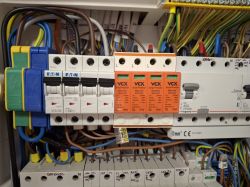 Sofar HYD 5KTL-3PH + BTS 5 kWh – falownik nie wraca automatycznie po zaniku prądu