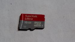 Pęknięta karta microSD z jednej strony od telefonu