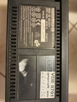 Tabliczka znamionowa urządzenia elektronicznego Nordmende z danymi technicznymi.