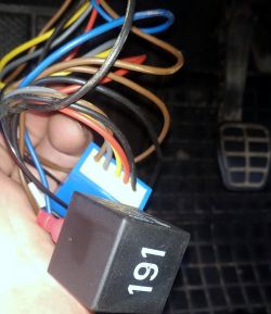 Golf 3 - Co to jest za dziwne rozwiązanie w skrzynce bezpieczników?