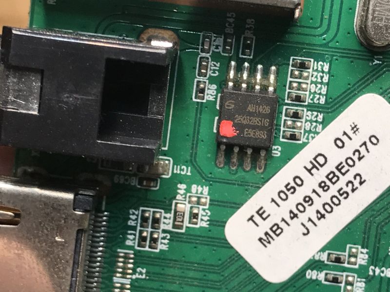 Close-up of 25Q32BSIG Flash memory chip on TE 1050 HD tuner PCB