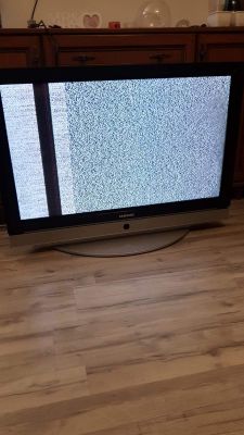 Samsung TV – czarny pasek z migającymi różowymi liniami na ekranie