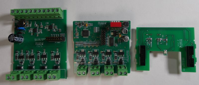 Trzy zielone płytki drukowane ze złączami i elementami elektronicznymi na białym tle.