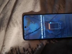 Telefon z powiadomieniem o niezasłanianiu obszaru słuchawki.
