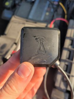 Nieznany obiekt pod maską samochodu - otwieracz do bramy czy lokalizator?