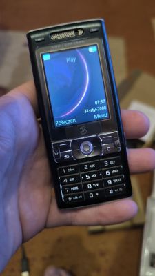 Telefon Sony Ericsson z klawiaturą fizyczną i ekranem pokazującym datę 31-sty-2008