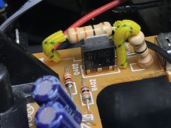 Zbliżenie na tranzystor B1182 na płytce PCB z otaczającymi go elementami elektronicznymi