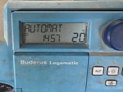 Sterownik Buderus Logamatic z wyświetloną temperaturą 20 stopni Celsjusza.
