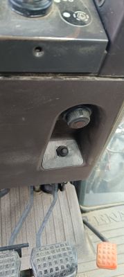 Panel z przyciskiem i pokrętłem, znajdujący się poniżej stacyjki w ciągniku Renault Temis 550 X.