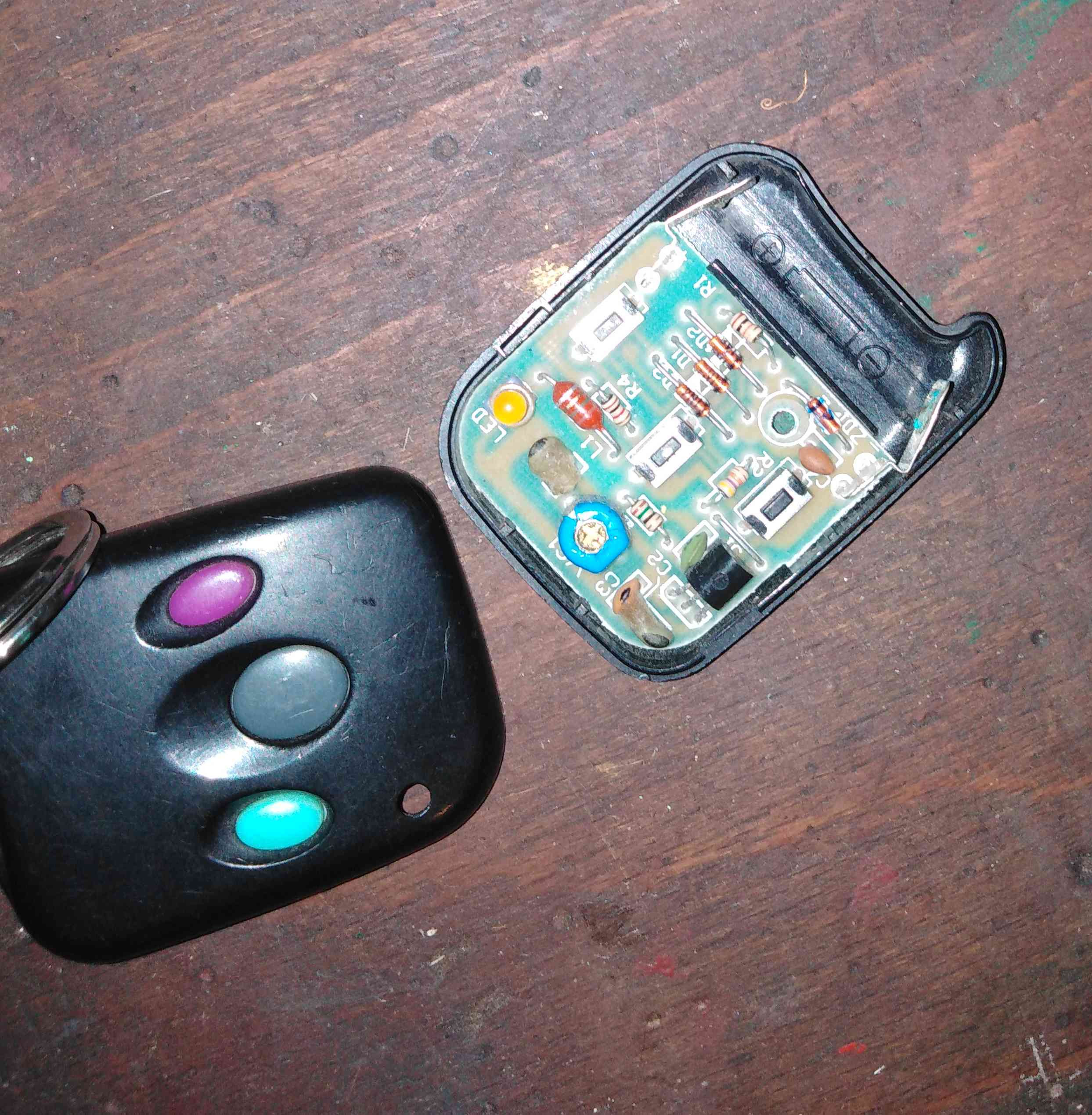 Jak wyłączyć alarm w Volkswagen Polo 6N? Piloty nie działają.