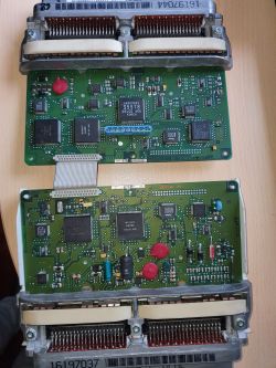 Dwa sterowniki elektroniczne z odsłoniętymi płytkami drukowanymi i złączami pinowymi