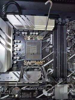 Płyta główna MSI Prime B760M-A WiFi D4 z otwartym gniazdem procesora, bez zamontowanego procesora.