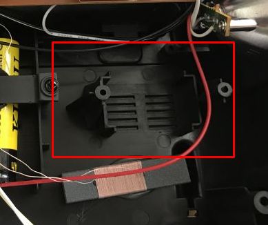 Wnętrze obudowy elektronicznej z widocznym miejscem na transformator