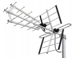 Kierunkowa antena telewizyjna na maszcie, z elementami aluminiowymi i czarnymi panelami