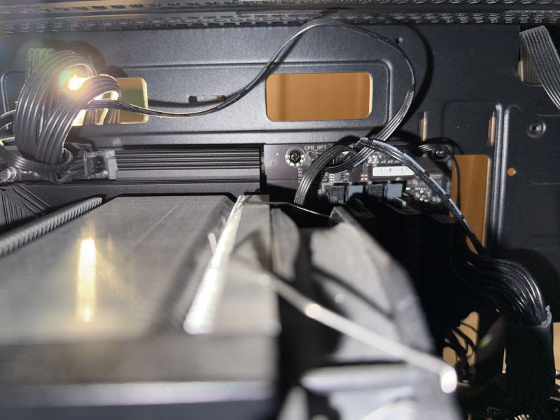 Zbliżenie na podłączenia kabli do górnej części płyty głównej Gigabyte B760.