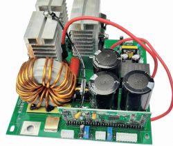 Moduł elektroniczny z transformatorem toroidalnym nawiniętym drutem miedzianym.