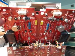 Płytka z elektroniką oscyloskopu OS-710 z widocznymi kondensatorami i tranzystorami