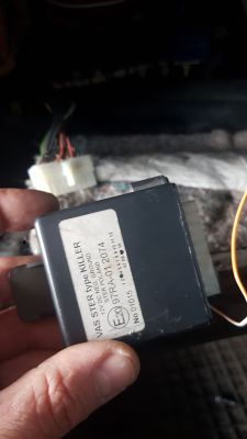 Audi A6 C4 1996 kombi quattro - Swiecą się cały czas światła awaryjne.