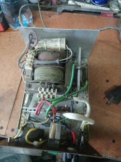 Prostownik 12v nie ładuje. - Napiecie na zaciskach jest, prądu brak.