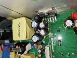 Zbliżenie na płytkę drukowaną z elementami elektronicznymi w monitorze audio PreSonus Eris E3.5.