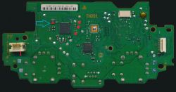 Zdjęcie płytki drukowanej PS4 JDM-030 z niebieską strzałką wskazującą na kondensator.