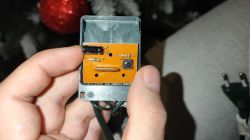 Jak zewrzeć sterownik lamp choinkowych LED, by uniknąć domyślnego migania?