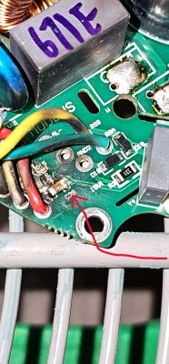 Zbliżenie na płytkę drukowaną z różnymi komponentami elektronicznymi i czerwonym oznaczeniem ścieżki prowadzącej od C39.