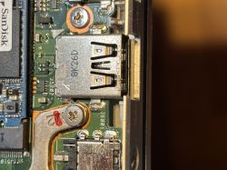 Zbliżenie na port USB typu A na płycie głównej laptopa ASUS R564U