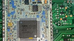 Zbliżenie na płytkę elektroniczną z układem scalonym NEC.