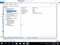 Zrzut ekranu edytora konfiguracji rozruchu BCD z dodanymi opcjami systemu Windows 10 i Windows 2000/XP Loader.