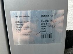 Tabliczka znamionowa pompy ciepła IVT Optima 700 z informacjami technicznymi.