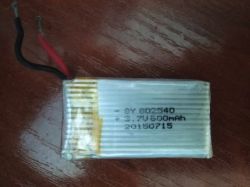Bateria litowo-polimerowa o pojemności 650 mAh z wystającymi przewodami.