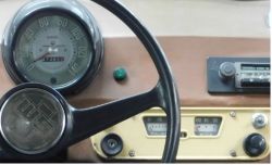 Deska rozdzielcza samochodu z epoki vintage, z klasycznym licznikiem prędkości i wskaźnikami.