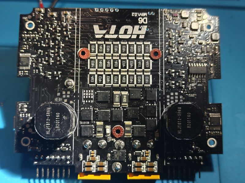 Płytka PCB ładowarki Hota D6 z gęstym montażem SMD i dwoma dużymi dławikami po bokach