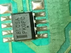 Element elektroniczny na płytce drukowanej z napisem 8L05A PKGPC.