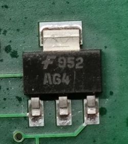Czarny tranzystor SMD z oznaczeniem „F 952 A164” na zielonej płytce PCB