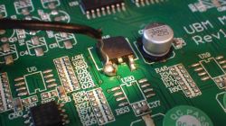 Nahaufnahme einer Leiterplatte mit elektronischen Bauteilen.